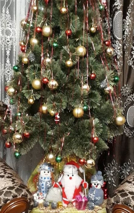 Новогодняя ёлочка вместе с игрушками .