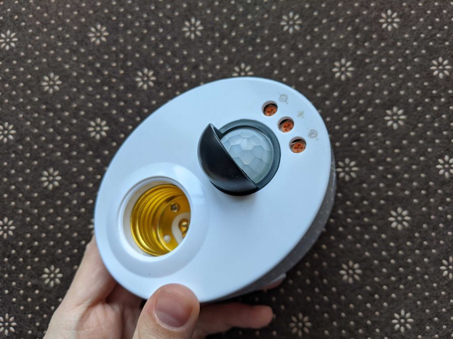 Датчик движения с патроном для лампы E27 Светильник