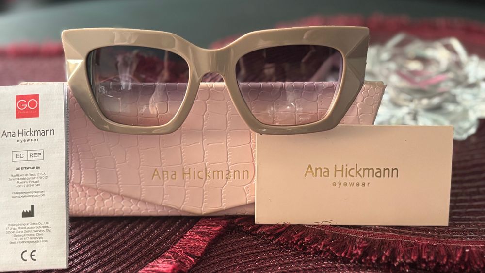 Ana Hickmann очила