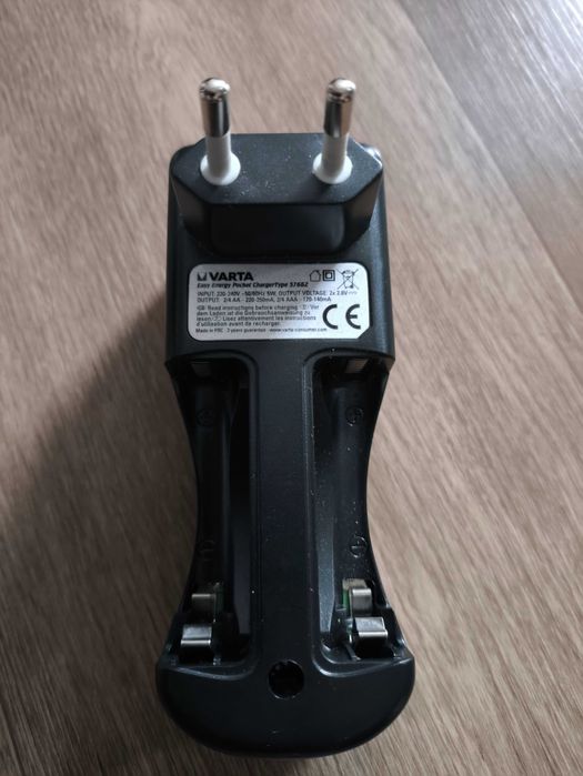 Продам зарядное устройство для батареек типа ААА и АА