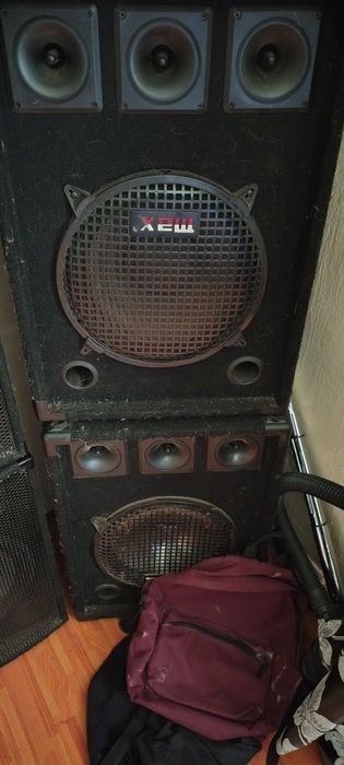 Vând  4 boxe și statie