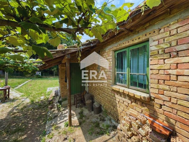 Урегулиран поземлен имот за продажба, със законна постройка, ток и два