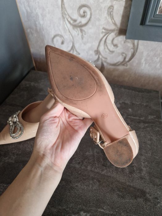 Продам бежевые туфли