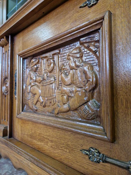 Дъбова витрина с ръчна дърворезба метален обков и цветен оловен витраж