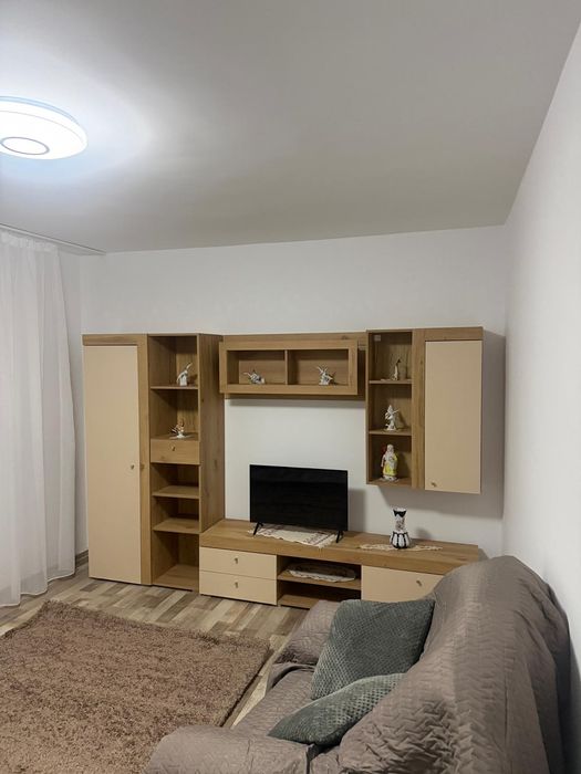 Închiriez apartament cu centrală o cameră