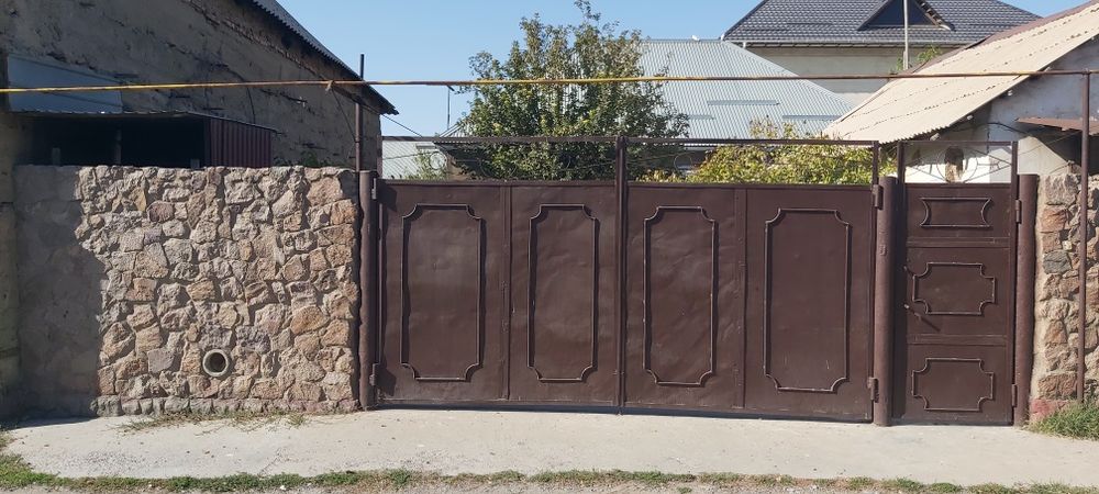 Продаётся дом из красного кирпича