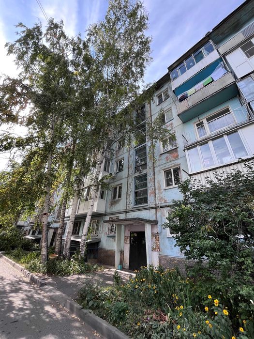 Продам 2х комнатную квартиру с балконом ул.Бурова 8