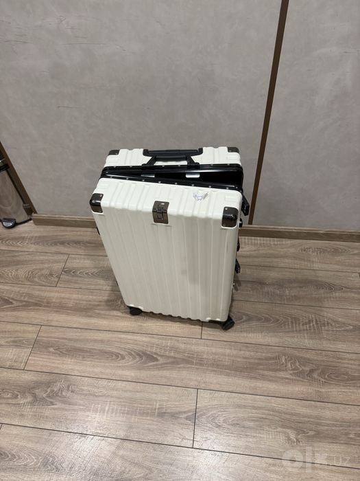 Пластиковый чемодан б/у, хорошее состояние
