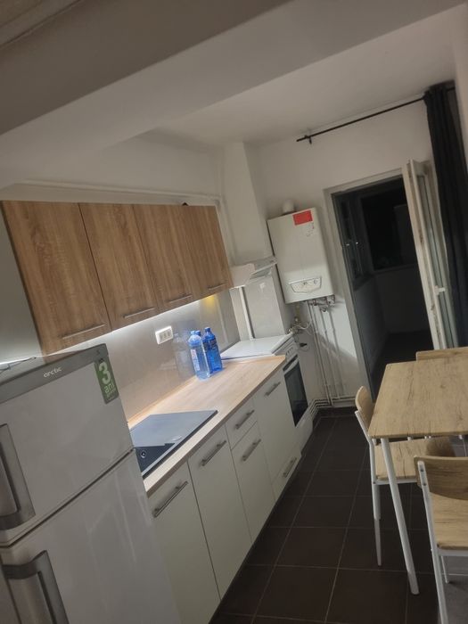 Inchiriez ap 2 camere decomandat et 1 centru