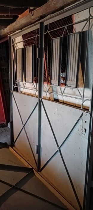 Желязна пътна врата