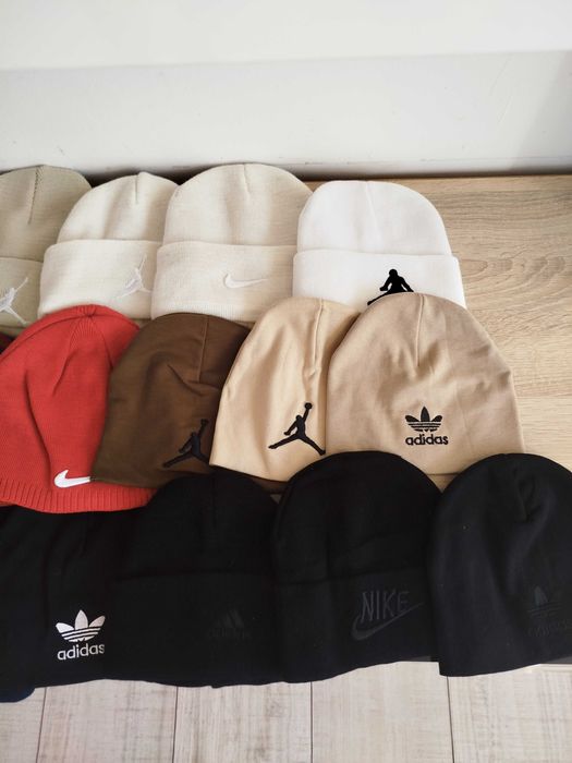 Căciuli dama/bărbat diferite culori preț pe bucata