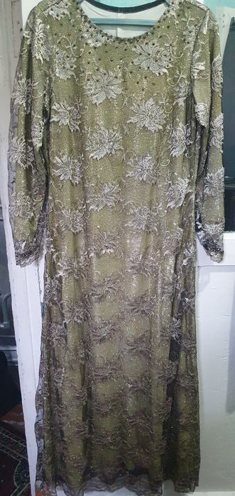 Vecherniy skromniy ukrashenida ko'ylak