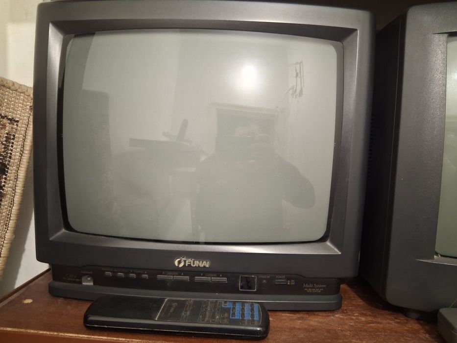 Подарявам 3 броя работещи стари телевизора