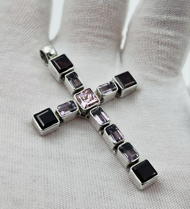 Сребърен кръст с полускъпоценни камъни