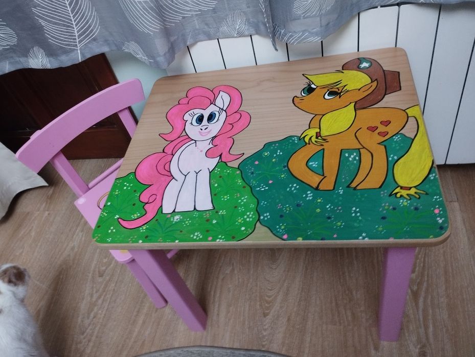 Рисувано дървено детско столче.Рисувана детска масичка.