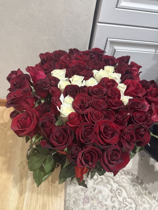 Цветы в корзине с буквой М, 60+ шт