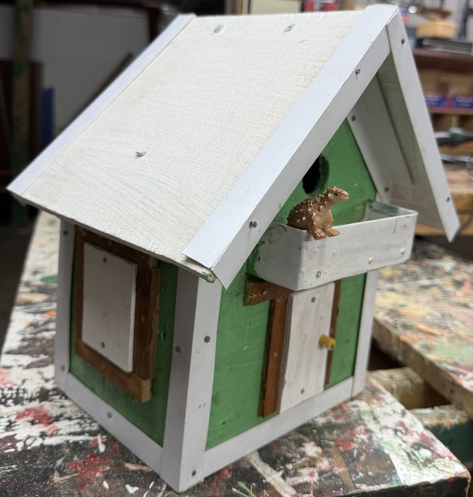 Скворечник в виде дома