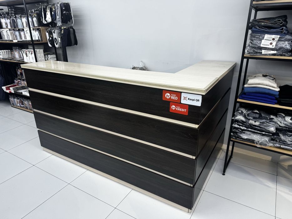 Стол ресепшн для бутика