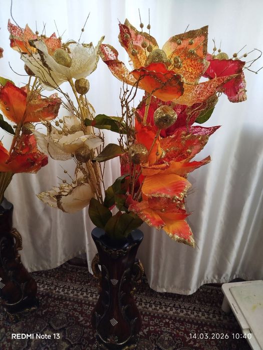 Vaza gullari bilan 2 ta