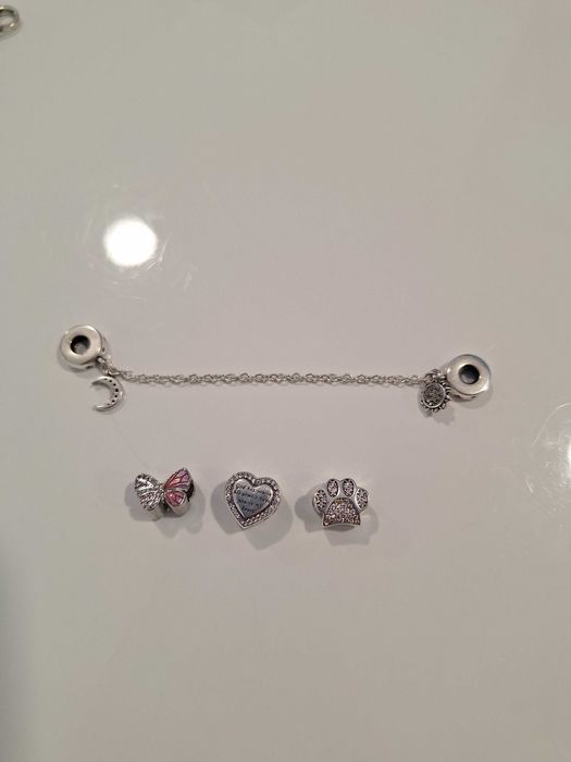 Vând lanț de siguranță si 3 talismane.