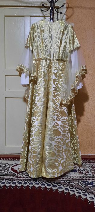 Ansanbil kelinlar libosi.kamplek sari,tillaqosh,sirga taqinchogi bor