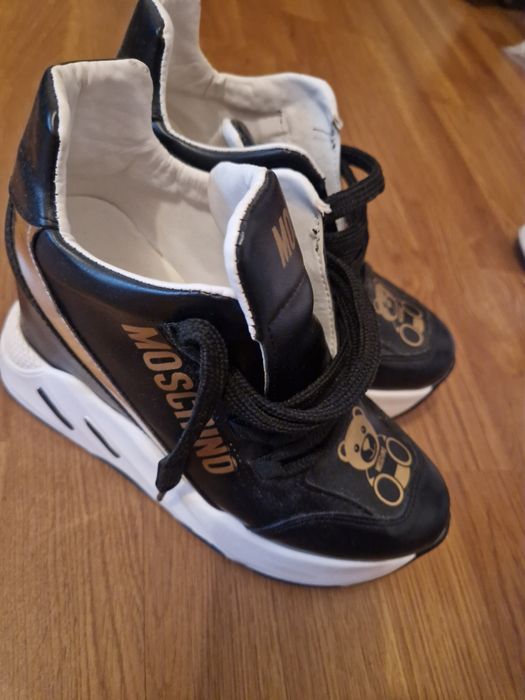 Vând adidași moschino!