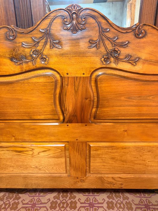 Масивно орехово легло, спалня.