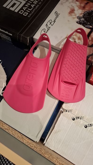 Розови плавници Arena