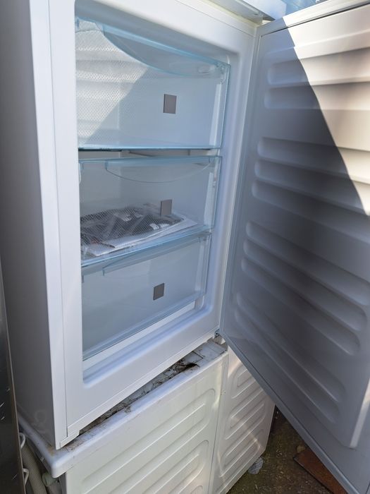 Vând congelator cu sertare