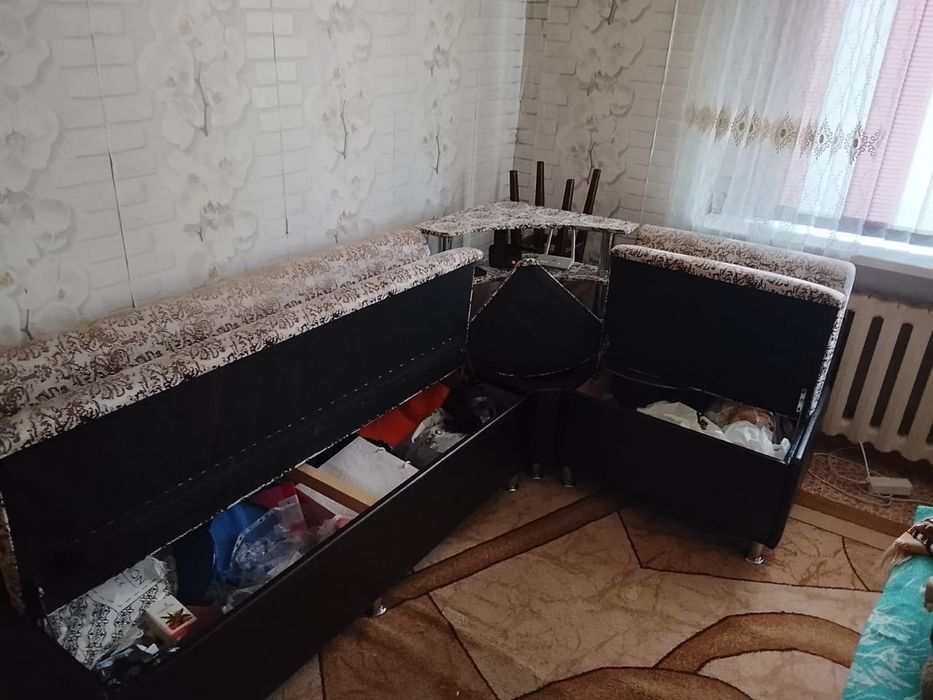Кухонный угловой диван с пуфиками