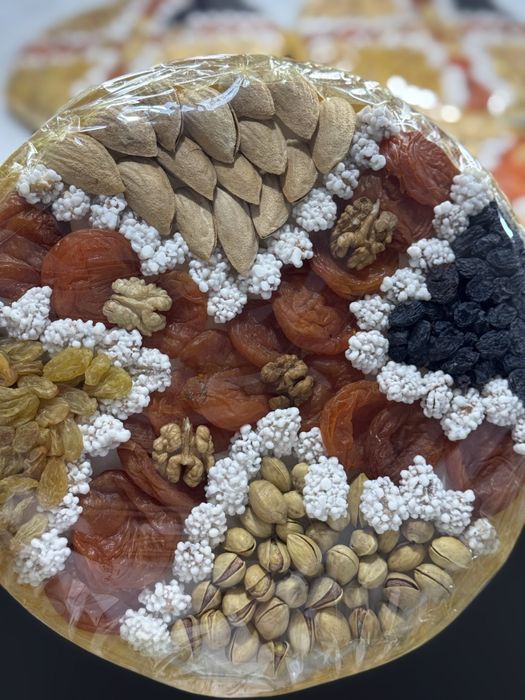 Подарочный набор из сухофруктов и орехов quruq meva yong'oq savat sovg