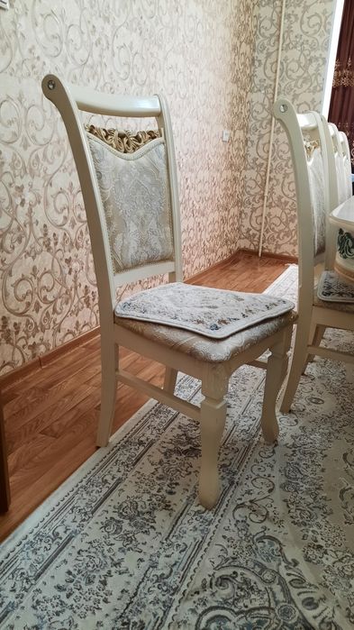 Продаётся стол и стулья