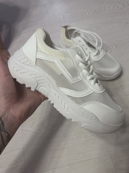 Продам кроссовки