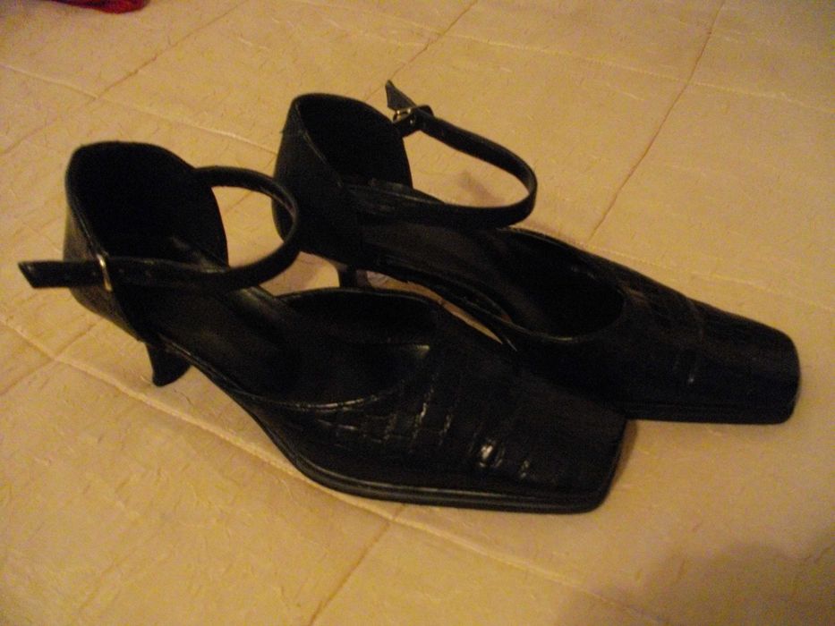 Дамски обувки от черен естествен лак