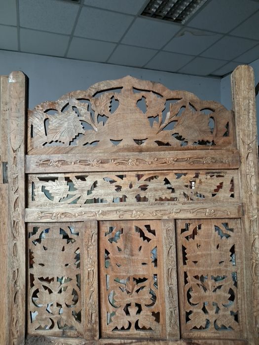 Дървен.  параван