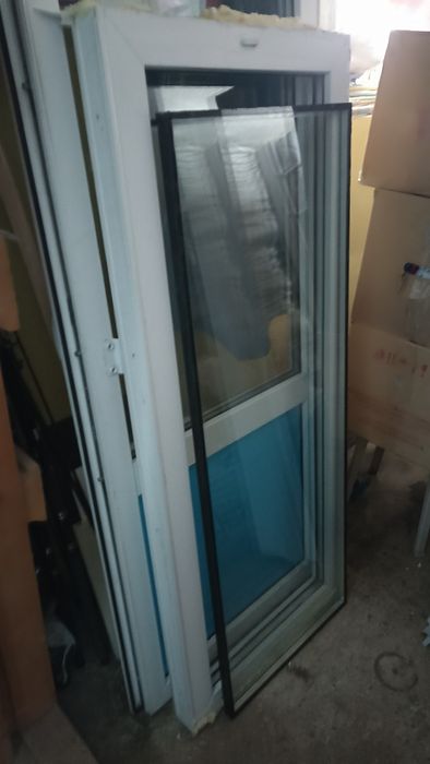 Продам пластиковую дверь и окно