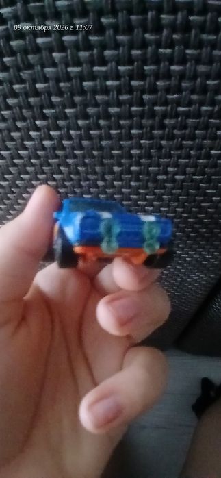Продам машинки белая 2к синяя 1к