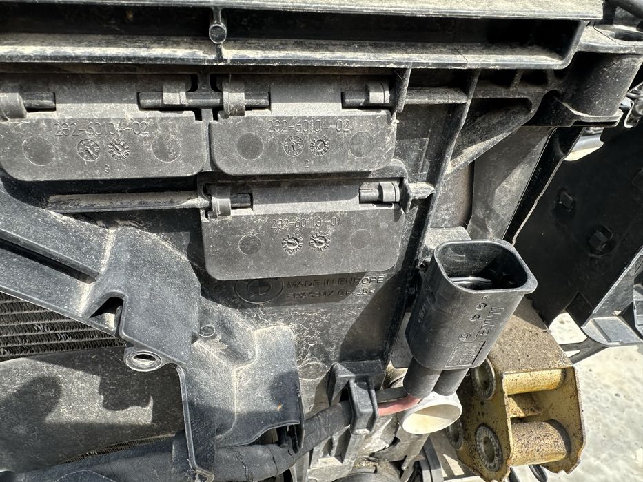 Trager BMW seria 7 model F01 / F02 motor benzina / diesel 730d / 740d / 750d / 730i / 740i / 750i complet radiatoare / ventilatoare / radiator apa ac