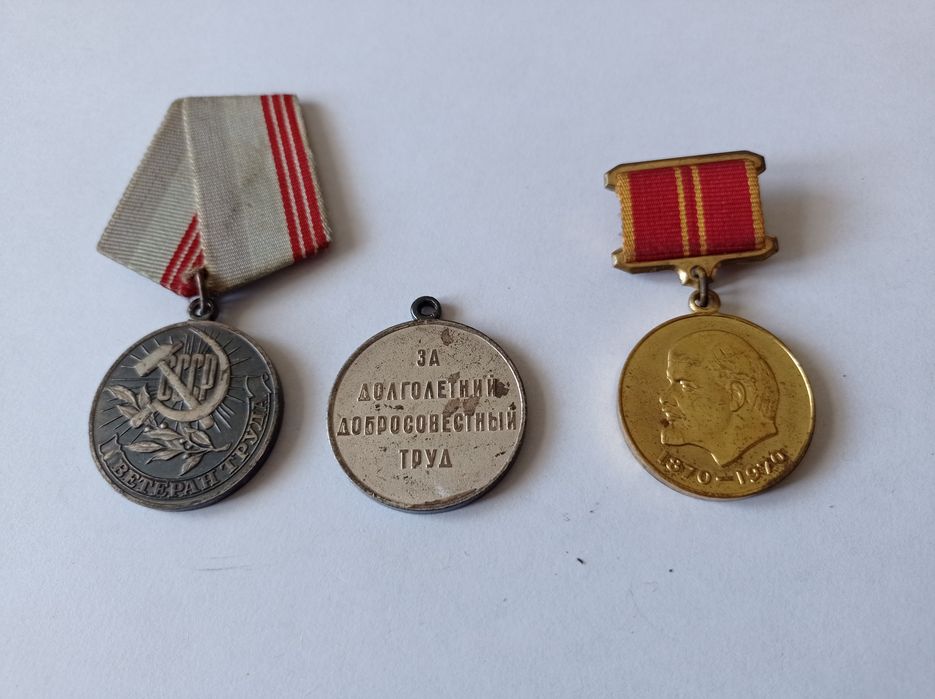 Продам значки разные