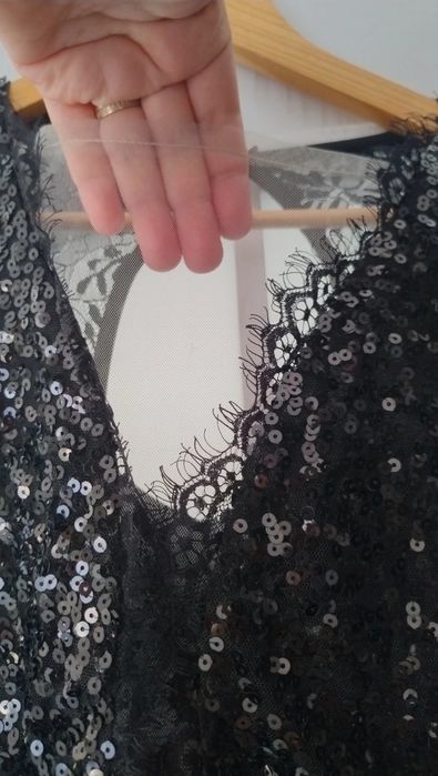 Rochie de seara cu dantelă și paiete