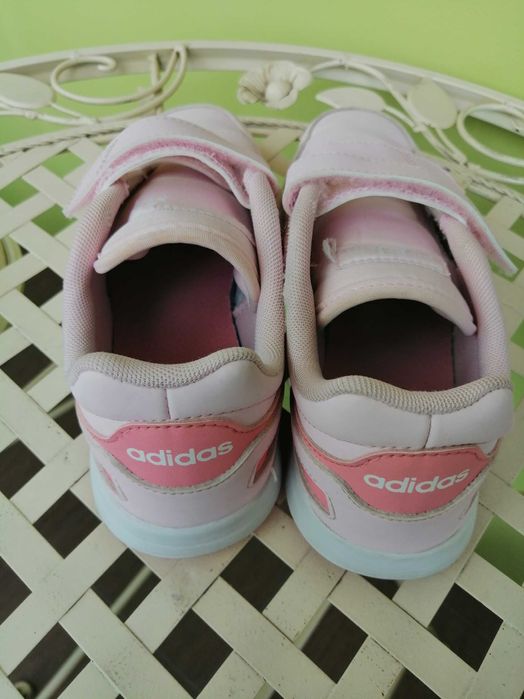 Продавам детски маратонки