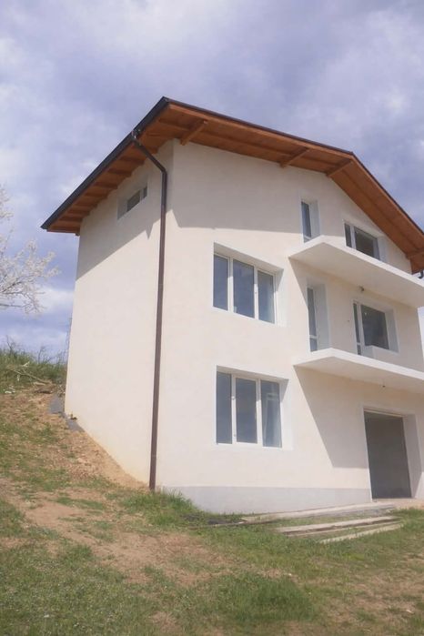 Продавам къща в село Искрец