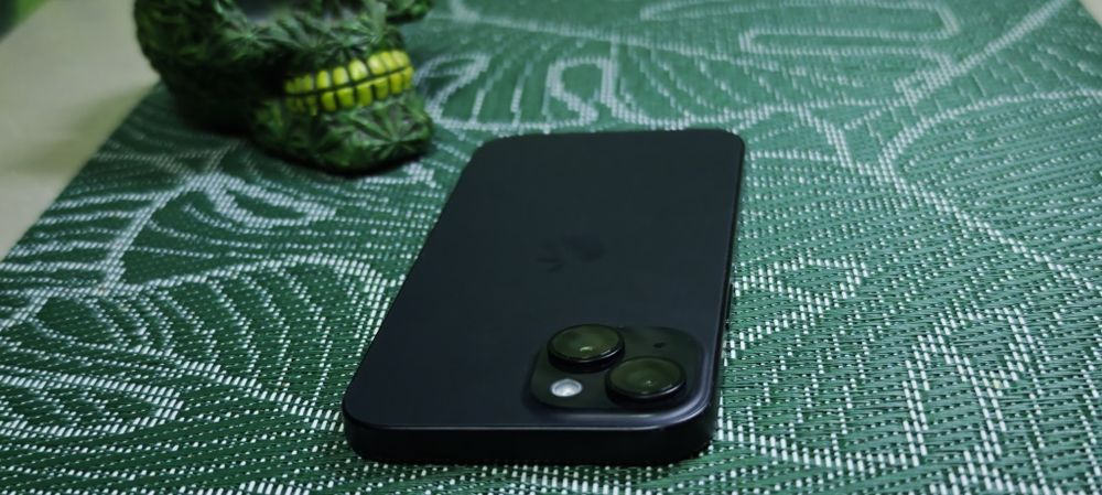 iPhone 15 – 256GB – baterie 100% – 6 cicluri – stare 9.7/10