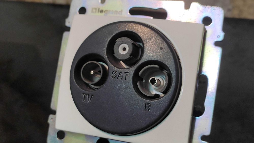 Legrand Valena Classic (белый)  оконечная TV + Radio + SAT.