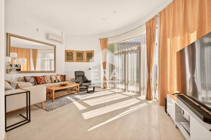 Триетажна, ексклузивна, обзаведена къща за продажба, с морска панорама