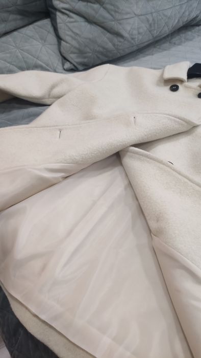 Чисто ново вълнено бяло палто