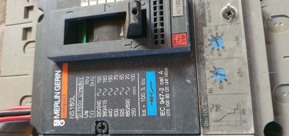 Vand 2 intrerupator automat Merlin Gerin clasa compact