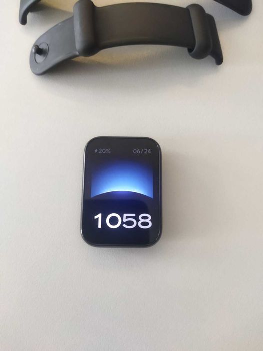 Продавам Xiaomi Mi Band 8 Pro в идеално състояние!