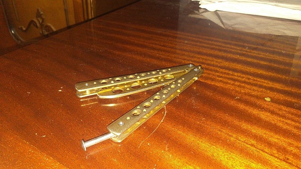 Продаётся металлический нож-бабочка б/у