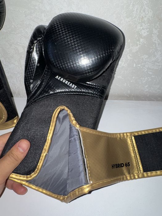 Боксерские перчатки Adidas Hybrid 65 (10 oz)